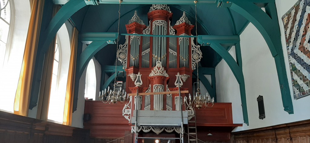 Jan Venema restaureert houtsnijwerk orgel