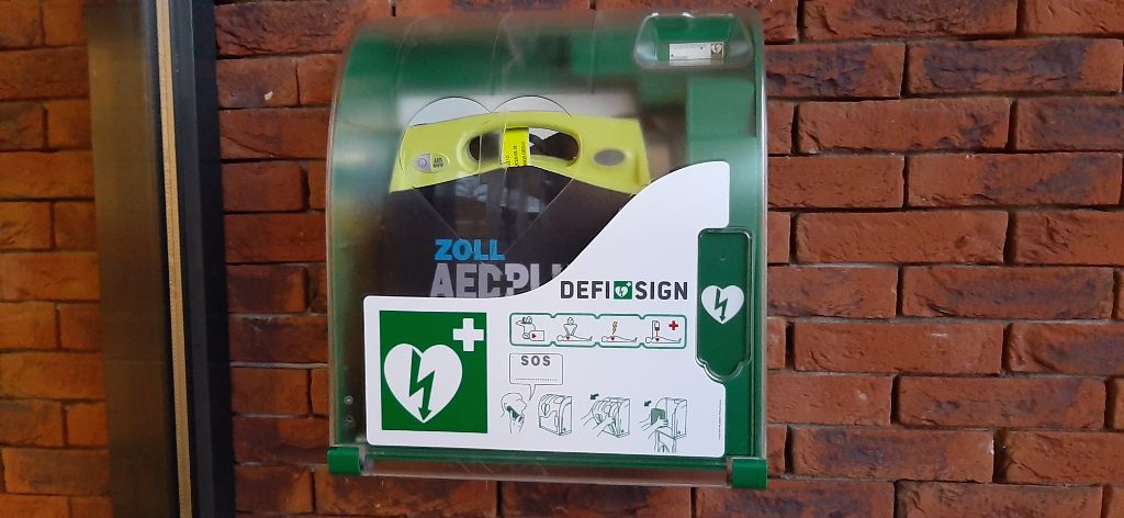 Nieuwe AED bij Nij Franjum