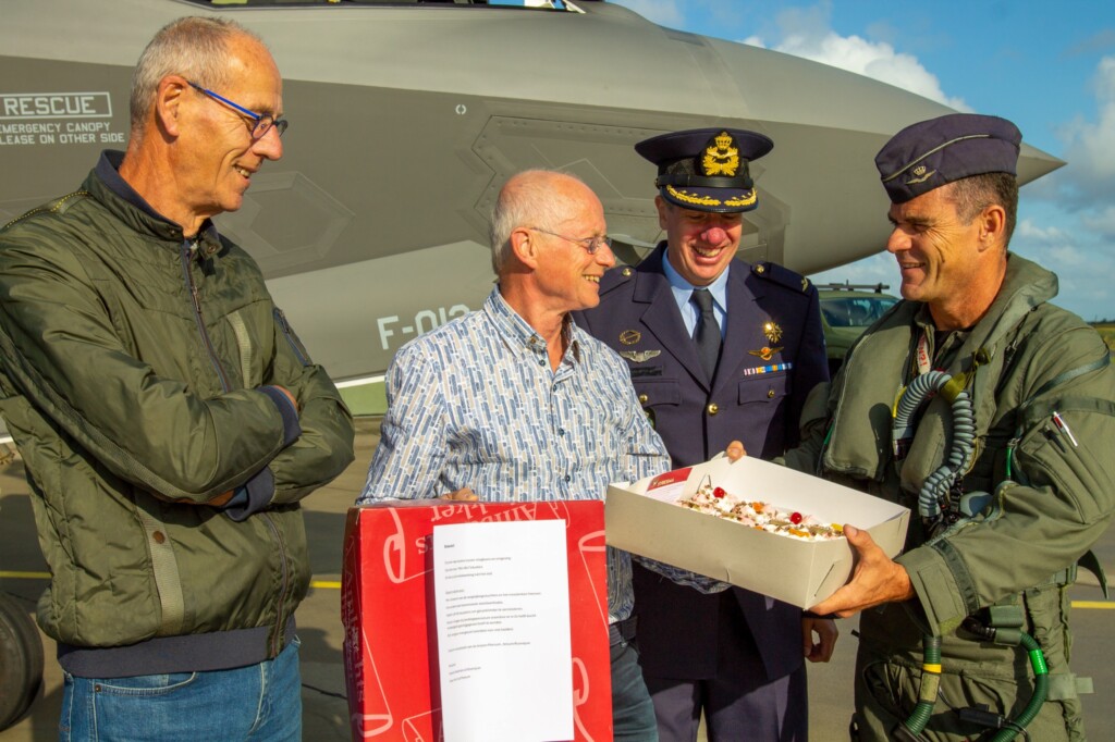 Oranjekoek voor vliegbasis