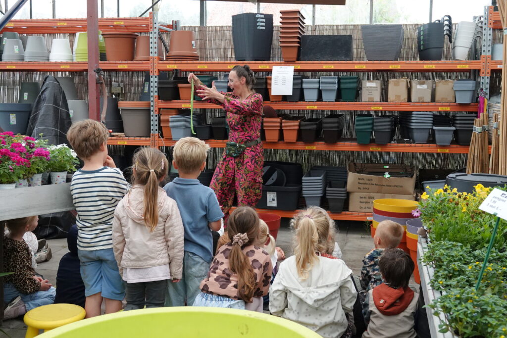 Theater Pluk in tuincentrum de Leeuw
