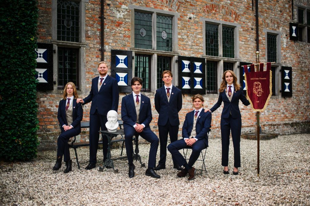 Friese Groninger studenten poseren bij het Poptaslot